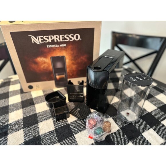 Breville Nespresso Essenza Mini Espresso Machine w Pods (European Plug) - Picture 4 of 5